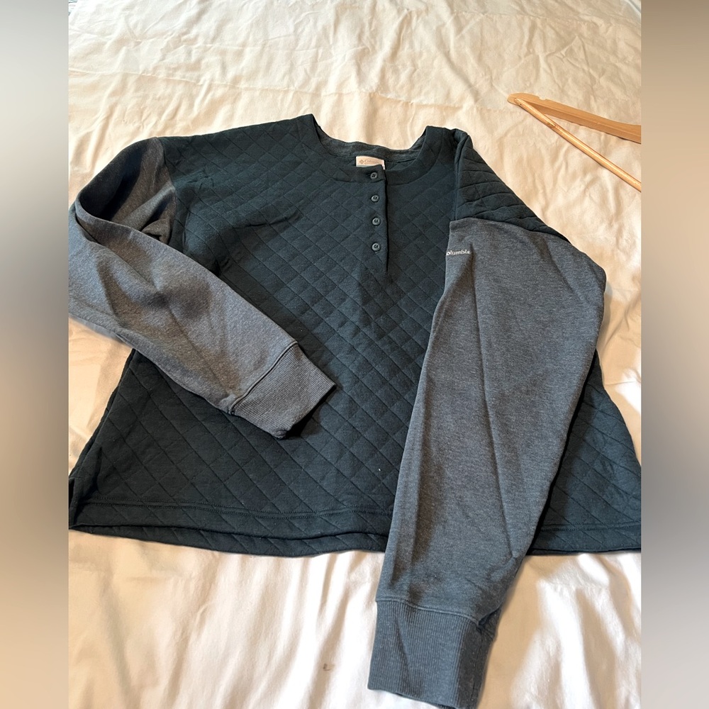Women’s size L Columbia sweatshirt. Worn once